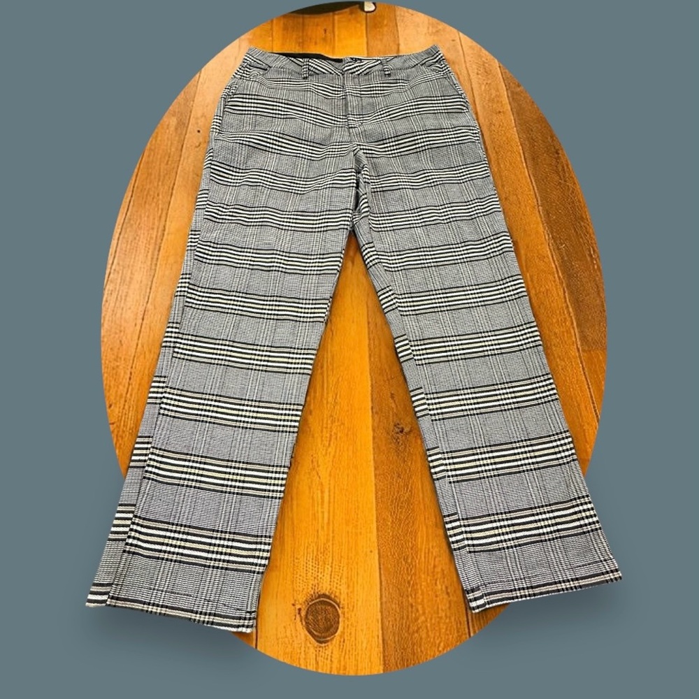 Volcom Plaid Casual Pants. Size: 31
Gray/Black/Yellow